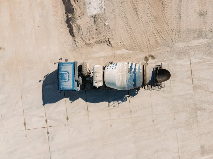 ciężarówka z pompą do betonu pracująca na placu budowy