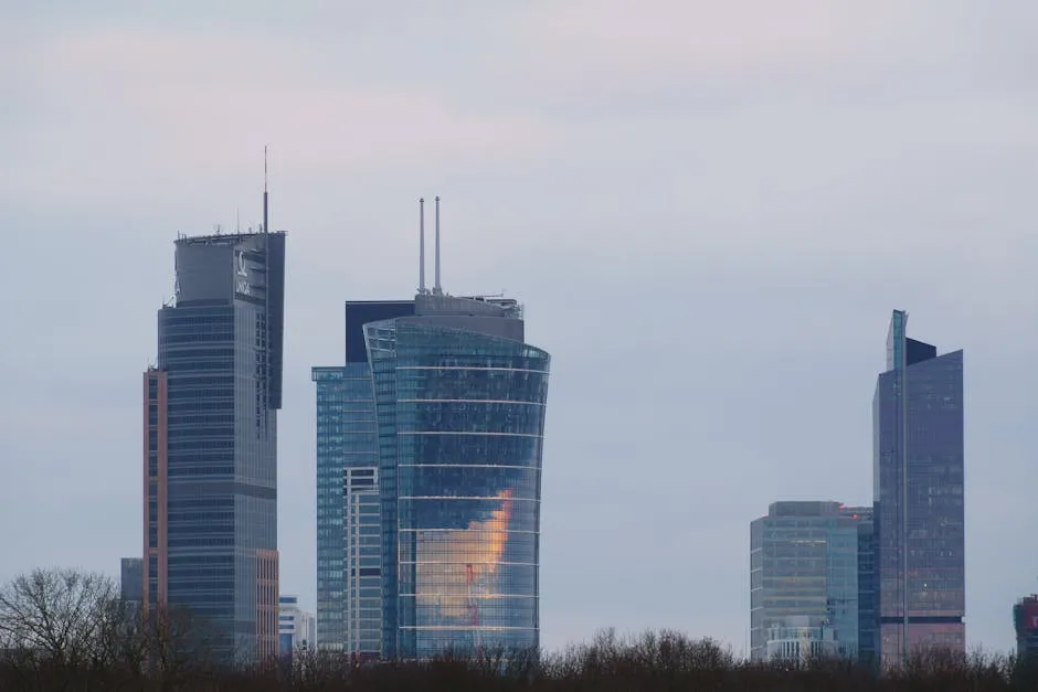 nowoczesne budynki z betonu w panoramie polskiej metropolii
