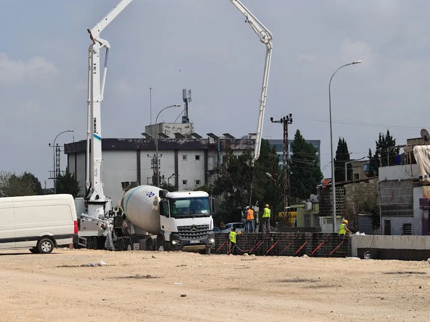 profesjonalna pompa do betonu pracująca na wielkopowierzchniowej inwestycji budowlanej