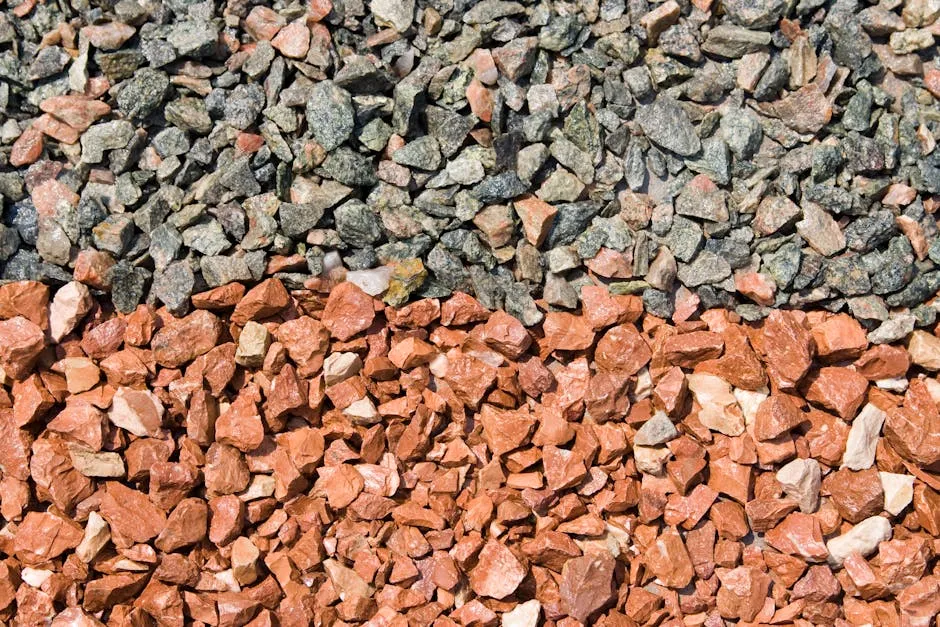 Stos materiałów budowlanych na placu budowy Stos materiałów budowlanych na placu budowy